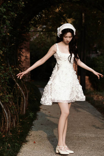 周也今日营业🈶️
白色羽毛小洋裙➕蕾丝头巾，这种极致简约的风格配上也子浓颜系的