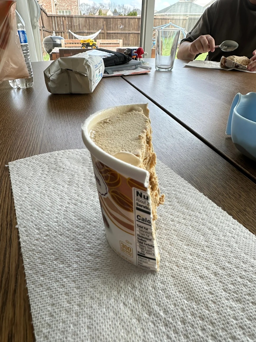 五五分冰淇淋
今天和队友去超市买菜，买了2盒冰淇淋，打算是一人一盒，回家后都觉得