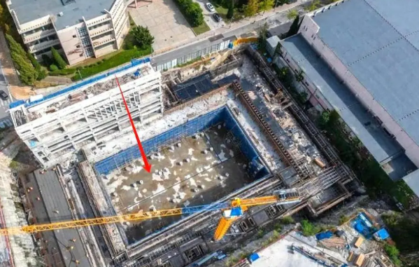 你猜怎么着，大连理工大学在校园里搞了个大动作，挖了个超级水池子，长有50米，深达