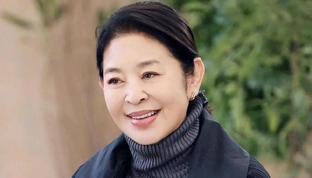 倪萍说，
我被父母轻视，被同事排挤，
被劈腿，被离婚，我在人生的黑暗中看透了人性