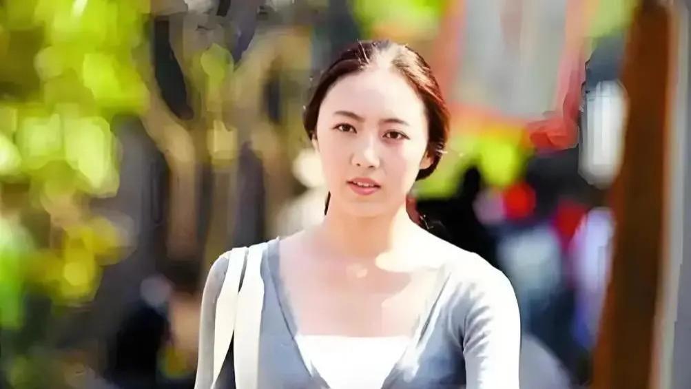 78岁王奎荣现状：白发老态，子女尚年幼，小37岁的妻子仍风韵犹存