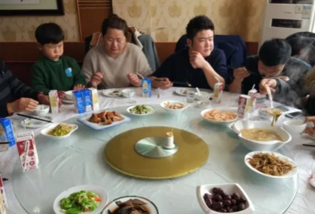 湖南岳阳的小舅子来三亚出差，约我和媳妇一起聚聚，在湘菜馆要了18道湘菜1瓶白酒，