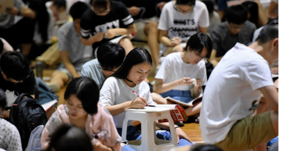 考上二本的同学有两种，一种是努力但是天赋有限，一种是轻松上二本，前者多，后者少。