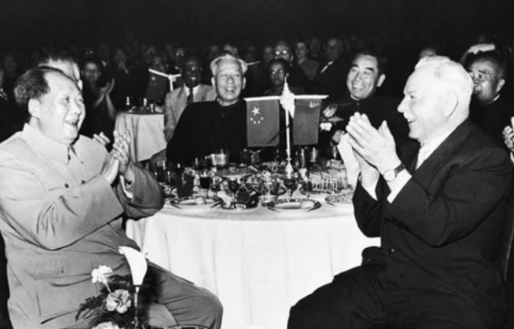 1957年北京招待宴会上，毛主席请求添汤:我能再喝一碗吗？服务员听后表示“主席喜