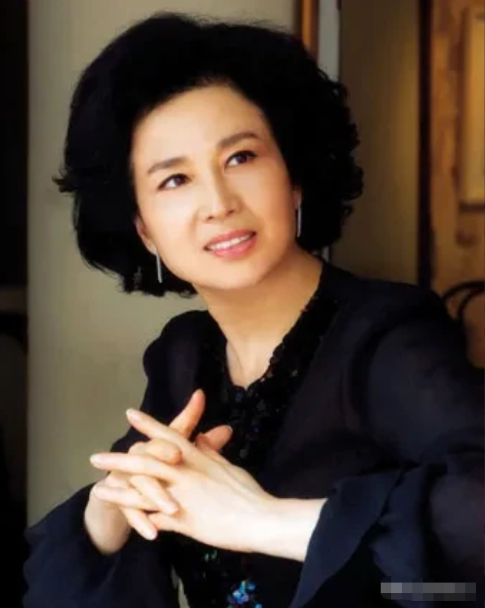 我觉得全世界最美的女人是她
喜欢看韩剧的女人应该都知道她。

她是我认为是优雅美