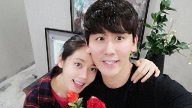 秋瓷炫晒照庆生，46岁肤白貌美深V抢镜，8岁儿子五官样貌像于晓光