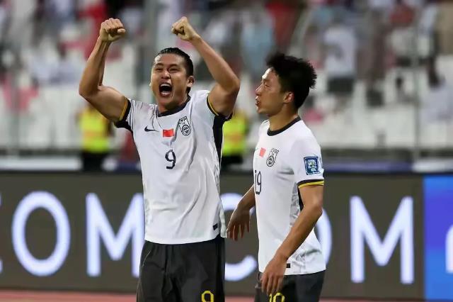 泪目！张玉宁进球后被抬下又回场，哨响后一瘸一拐握拳怒吼庆祝。
世预赛18强赛，国