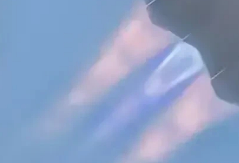 证据来了，成飞六代机首次拍到三台发动机尾焰颜色不一样，很多人猜测成飞六代机只是用