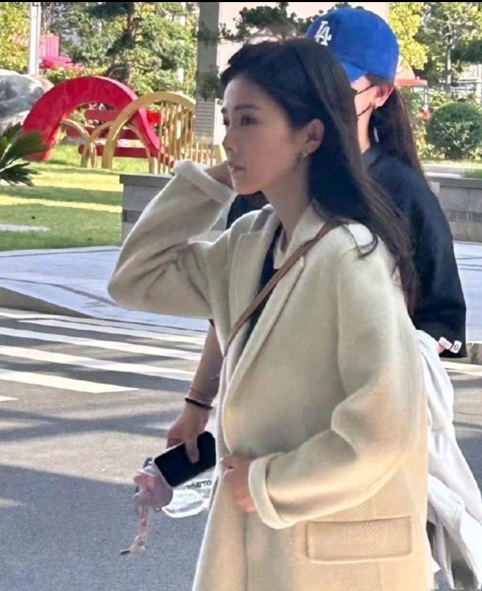 白鹿素颜的样子，你还能认出来吗