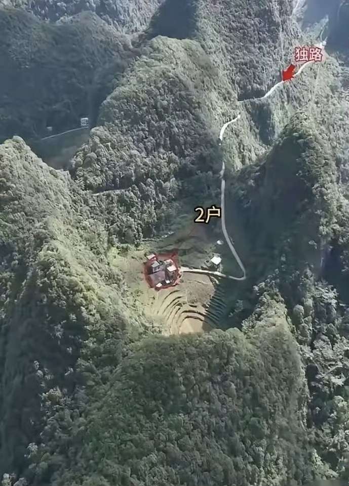 一旦有一家搬迁，另一家必定跟随