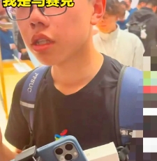 广州一个中学生，给全国人民贡献了一个笑话！这孩子，竟然逃课到上海苹果店，排长队，