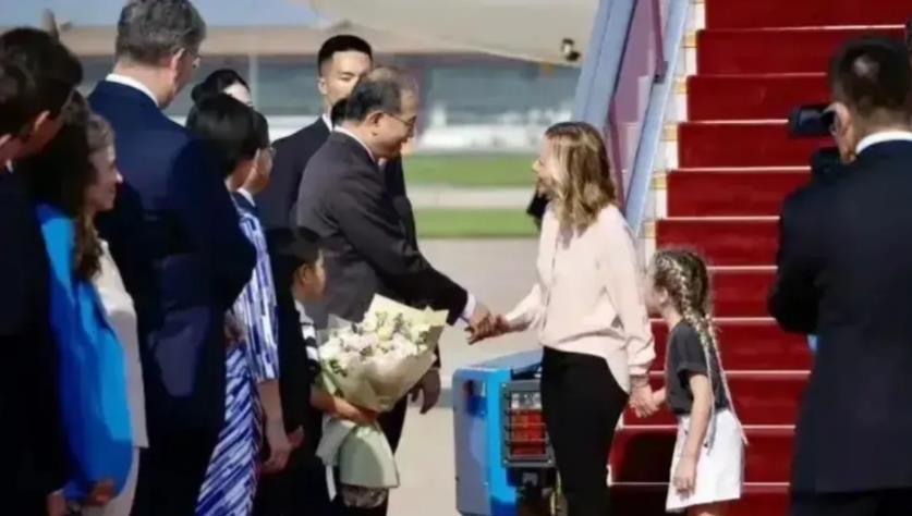 意大利首位女性总理抵京，获我国盛情礼遇。当她的专机精准降落在北京首都国际机场，随