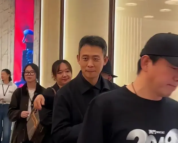 澳门这一晚，站位说明江湖地位，张艺谋郭晶晶站两边，C位是她！