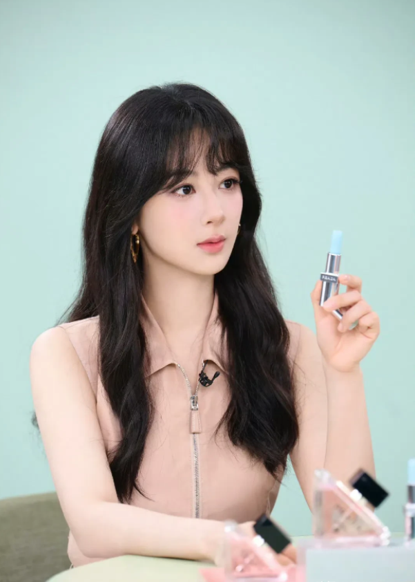 我的天呐！杨紫这是又变了个样啊！ 
新的广告视频一出来，我都看呆了！咋又不一样了