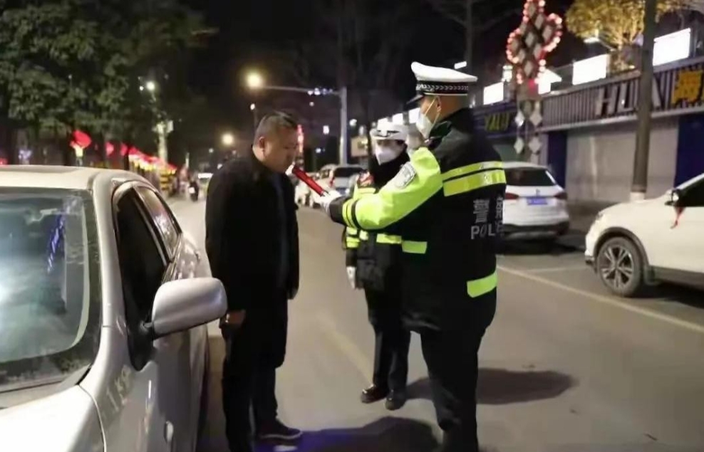 醉驾新姿势？交警都懵了！
深夜查酒驾，逮着个醉汉呼呼大睡，位置居然是…副驾驶！好