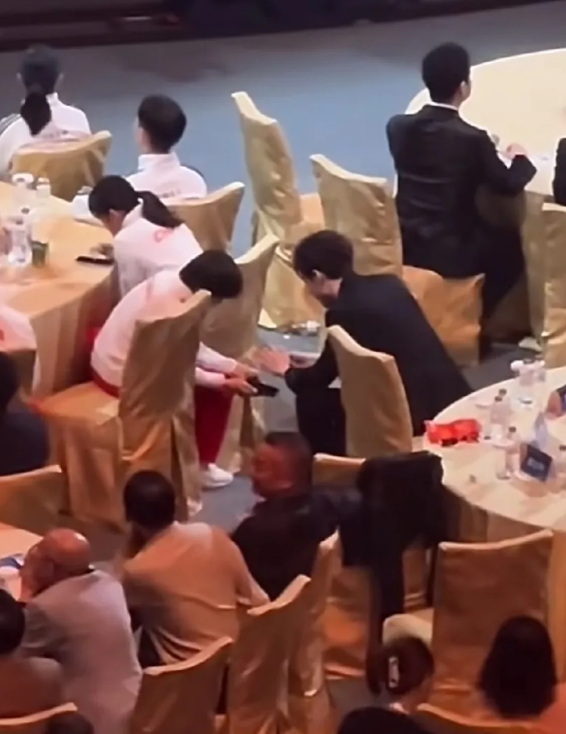 全红婵人脉太广了，来到大湾区电影音乐晚会，又和几个明星加了微信好友的，其中男明星