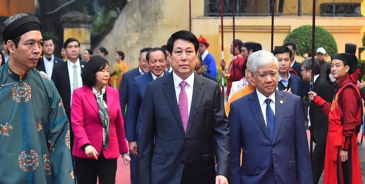 定海神针！梁强身边的杜文战，不知不觉已经头发花白、眉毛花白！这背后隐藏着什么？
