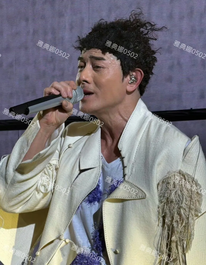 郭富城怎么了？演唱会上的造型也太辣眼睛了！
既像泡面又像把八爪鱼放在头上了，虽然