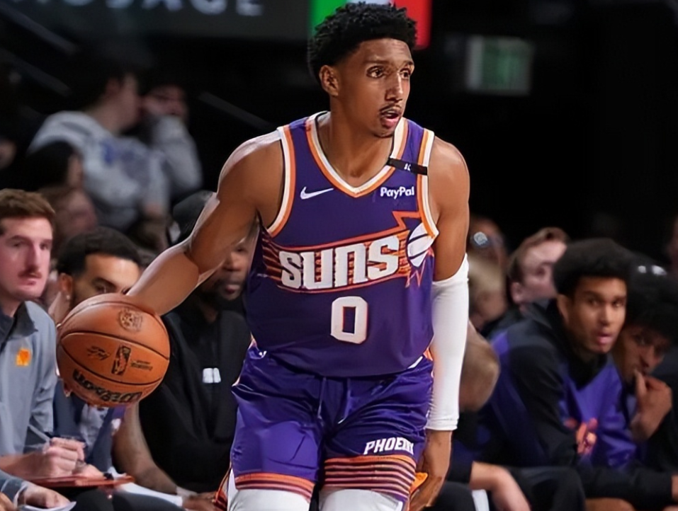 在季前赛中，太阳队以118-114战胜了掘金，虽然三巨头缺席，但残阵仍然与掘金主