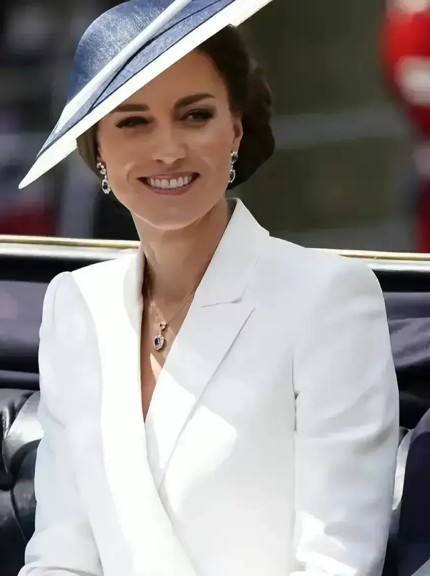 卡米拉把对付戴安娜的方式又用到了凯特身上，联合威廉的小三，要把凯特逼走，最好把三