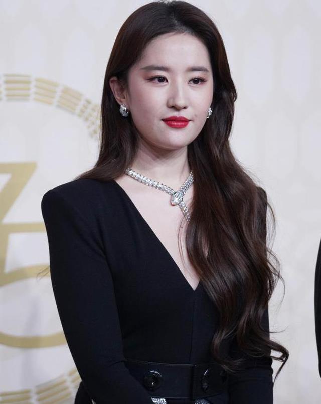 靠“认爹上位”的5位女明星，曾经不温不火，如今却混的风生水起（认老亲爹有什么讲究）-第5张图片-九妖电影