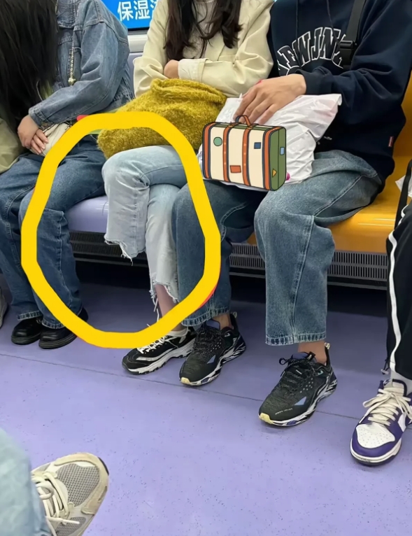早上赶着上班坐地铁，本来迷糊糊的，突然让我浑身冒冷汗，彻底清醒了