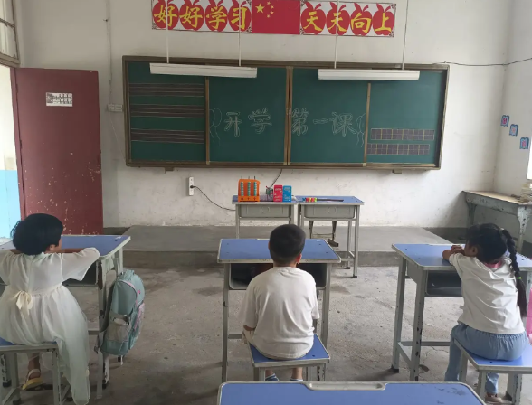 唉！看吧，乡村小学的教育何去何从！