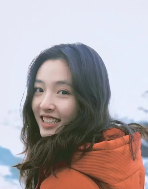 吴倩俏脸清丽