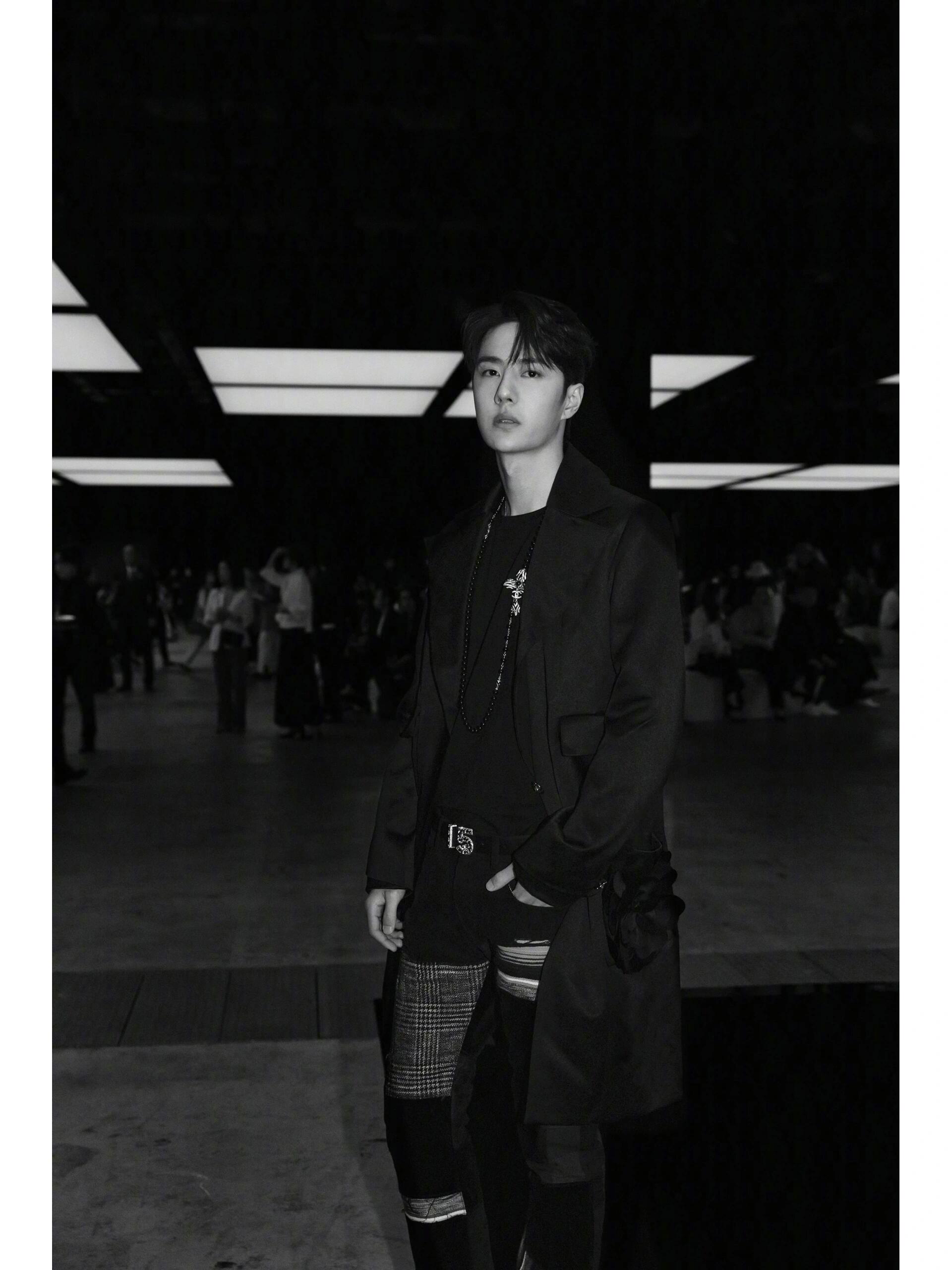 光影氛围映衬下的熠熠星光