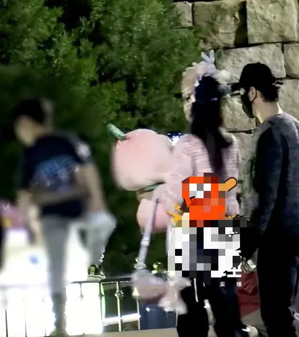 黄晓明 baby复合无望，陪完baby就带女友叶珂去吃饭，你这一晚上挺忙！

我