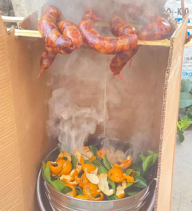 成都网友做腊肠， 这样熏的意义是什么？