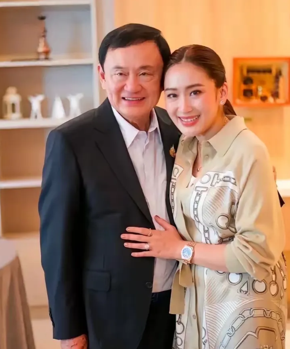 泰国总理访华竟带火自家族谱？佩通坦这波"祖宗DNA觉醒"操作绝了！握手华春莹前秒