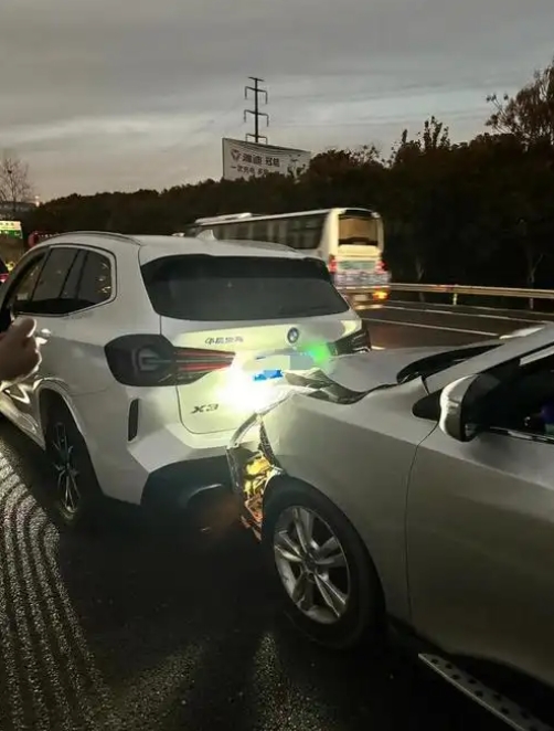 汽车被追尾，对方全责，对方就是不承认，你该怎么办？
直接打电话找交警，交警会教他
