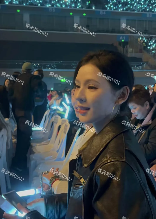 张予曦本人没有网上吹得那么好看，脸上的科技感太强了，每个五官都动过，像个精致的假