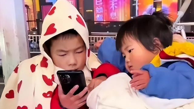 重庆带俩娃摆摊妈妈后续，老公自杀，二婚被赶出门，更多细节曝光