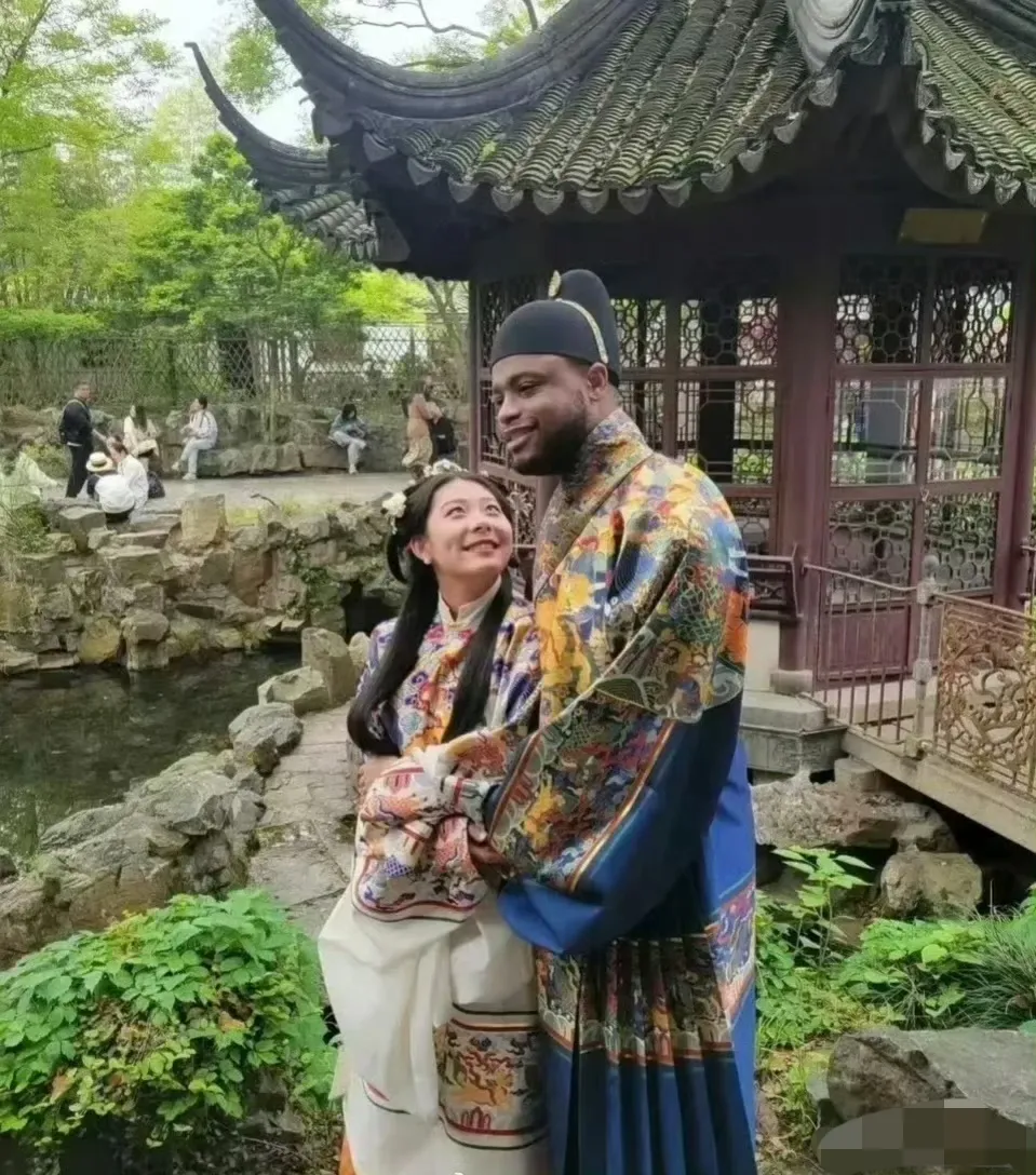 虽然黑，但小姐姐眼里分明有光