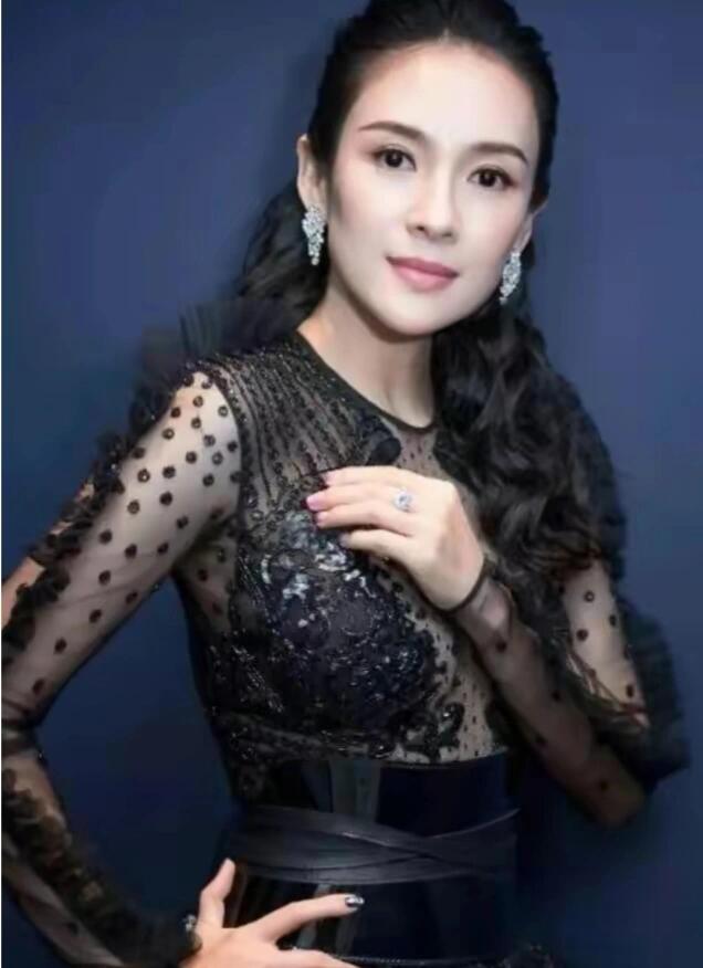 章子怡酱园风红毯：东方韵味惊艳戛纳