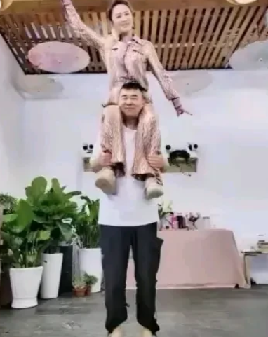 陈建斌蒋勤勤让人看不懂，他们为什么要当众秀恩爱呢？