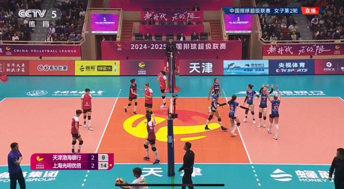 天津女排打到最后，还是靠的全华班啊！这个接应塔皮亚一点都不实用，不接一传算了，进