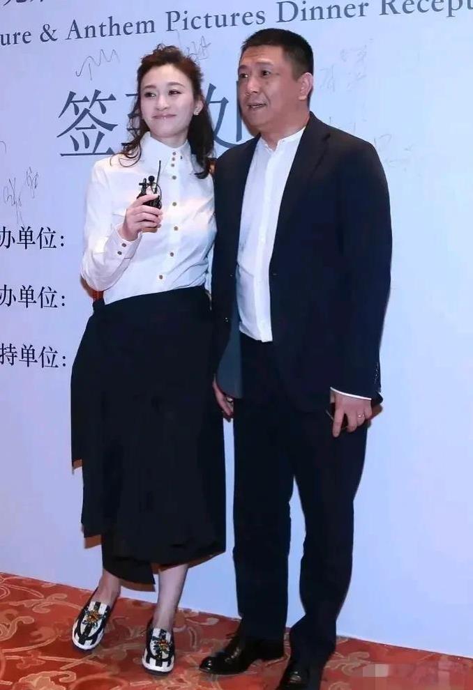 李小冉都48岁了，还像少女一样美丽动人。旁边是她的老公，一表人才，成熟稳重。
