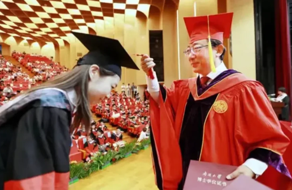 我的博士同学告诉我，大学男教授招收博士是有潜规则的，具体有这5个:

1.父母经