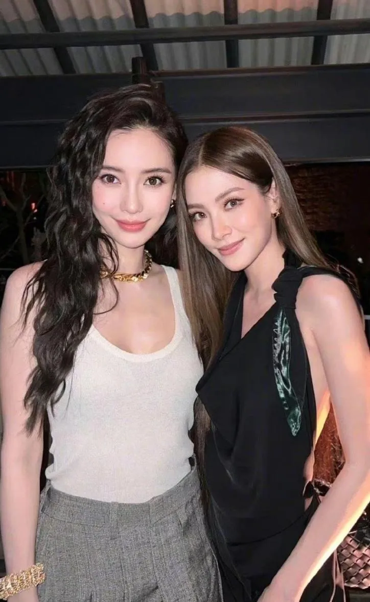 杨颖一向来给人的感觉长相非常精致小巧，身材修长苗条，结果当她和韩国一个美女近距离