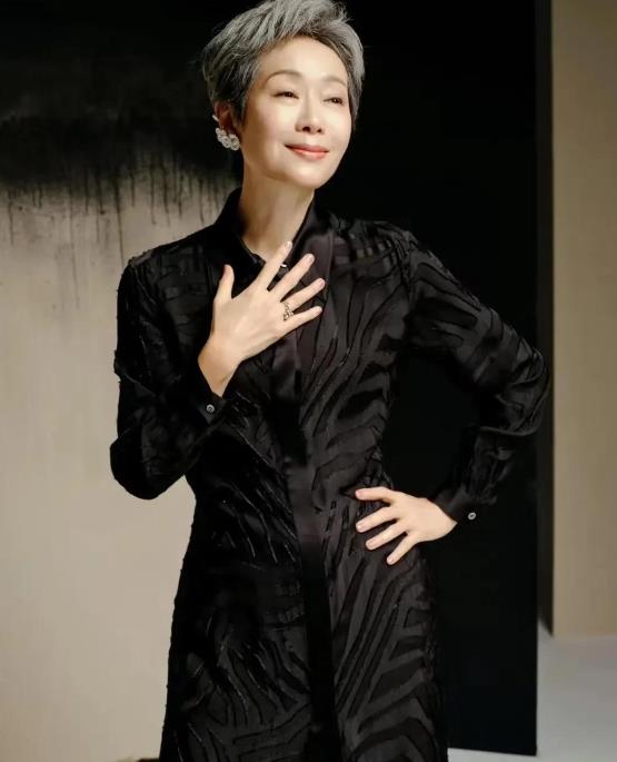 叶童作为知名演员，曾凭借许仙一角深入人心，演艺生涯留下诸多经典。近日，61 岁的