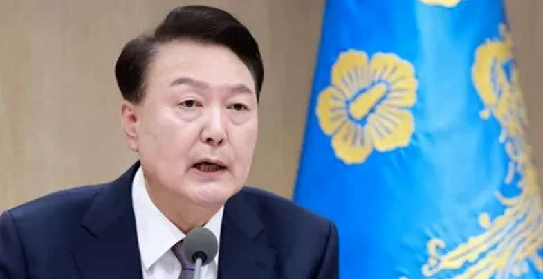 尹锡悦，泽连斯基如出一辙。被停职的韩国总统尹锡悦在社交平台脸书上就美国洛杉矶地区