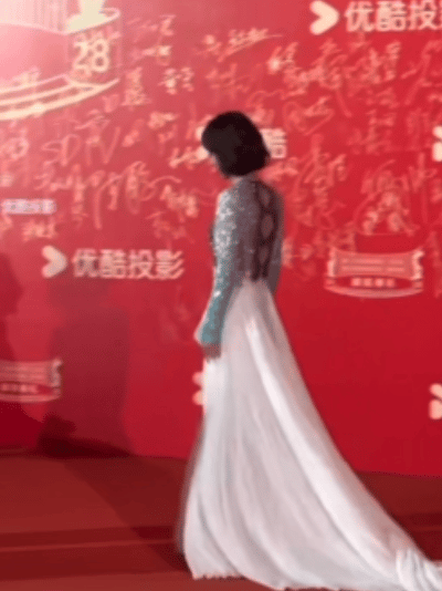 飞天奖这一夜：赵丽颖差点摔跤，赵今麦穿睡裙，主持人好尬（赵丽颖拿奖有卖照片）-第2张图片-九妖电影