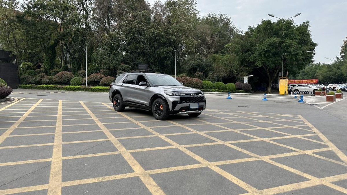 操控好市区挤车队，动力强跑远也踏实