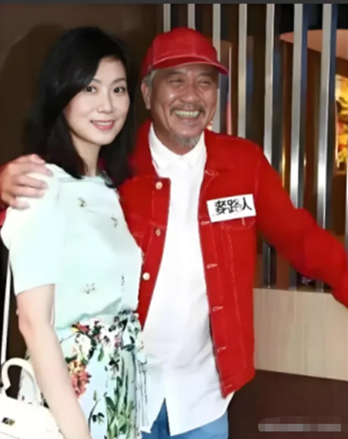 曾经的影坛一哥也老了，满脸的皱纹，头发也白了，想当年他的《流氓大亨》红极一时，无