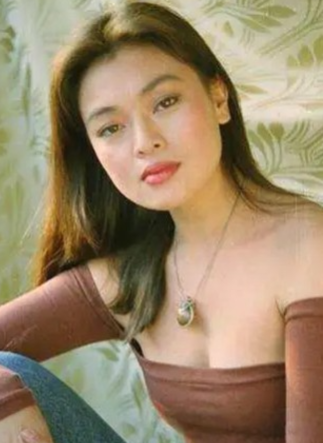 当年，张艺谋筹拍《红高粱》，原定女主是“丰乳肥臀”的史可，巩俐托关系找到张艺谋想