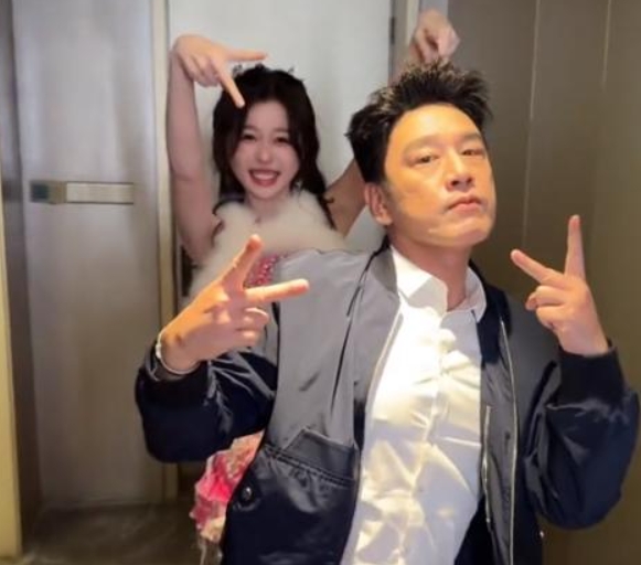 虞书欣从初入演艺圈的新人成长为当红小花。近日她和舅舅梦幻联动斗舞，时隔5年再现名