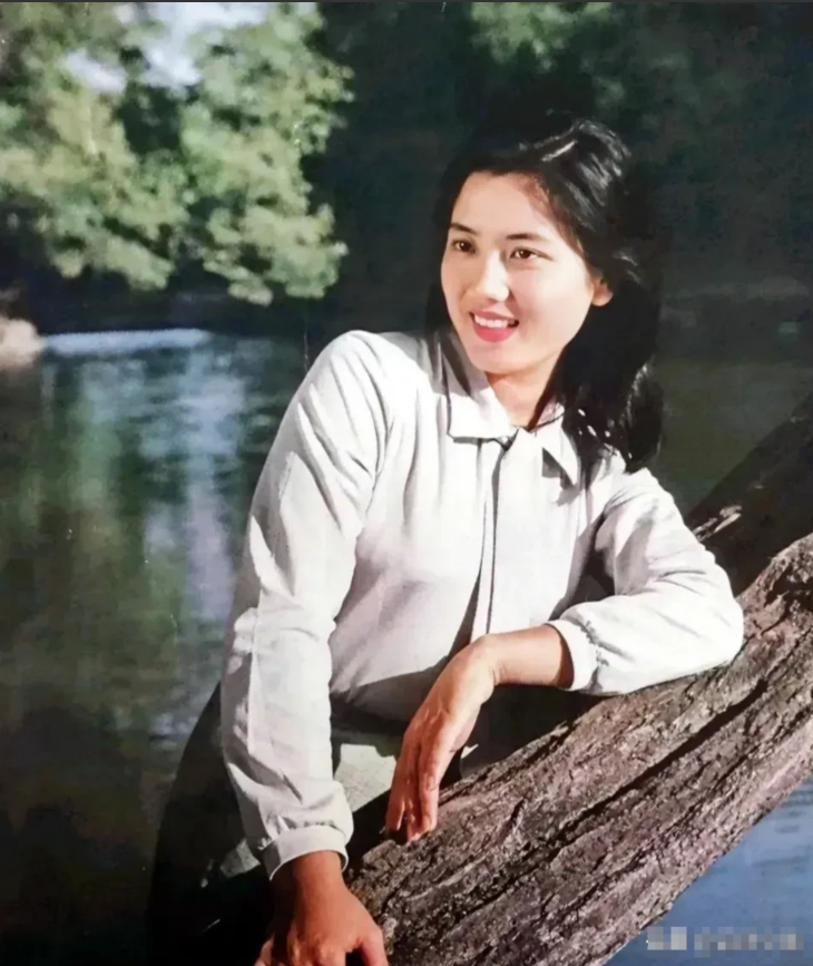 她才是八十年代的第一美女，这是她年轻时的一张留影旧照，真的好美。在那个没有美颜没